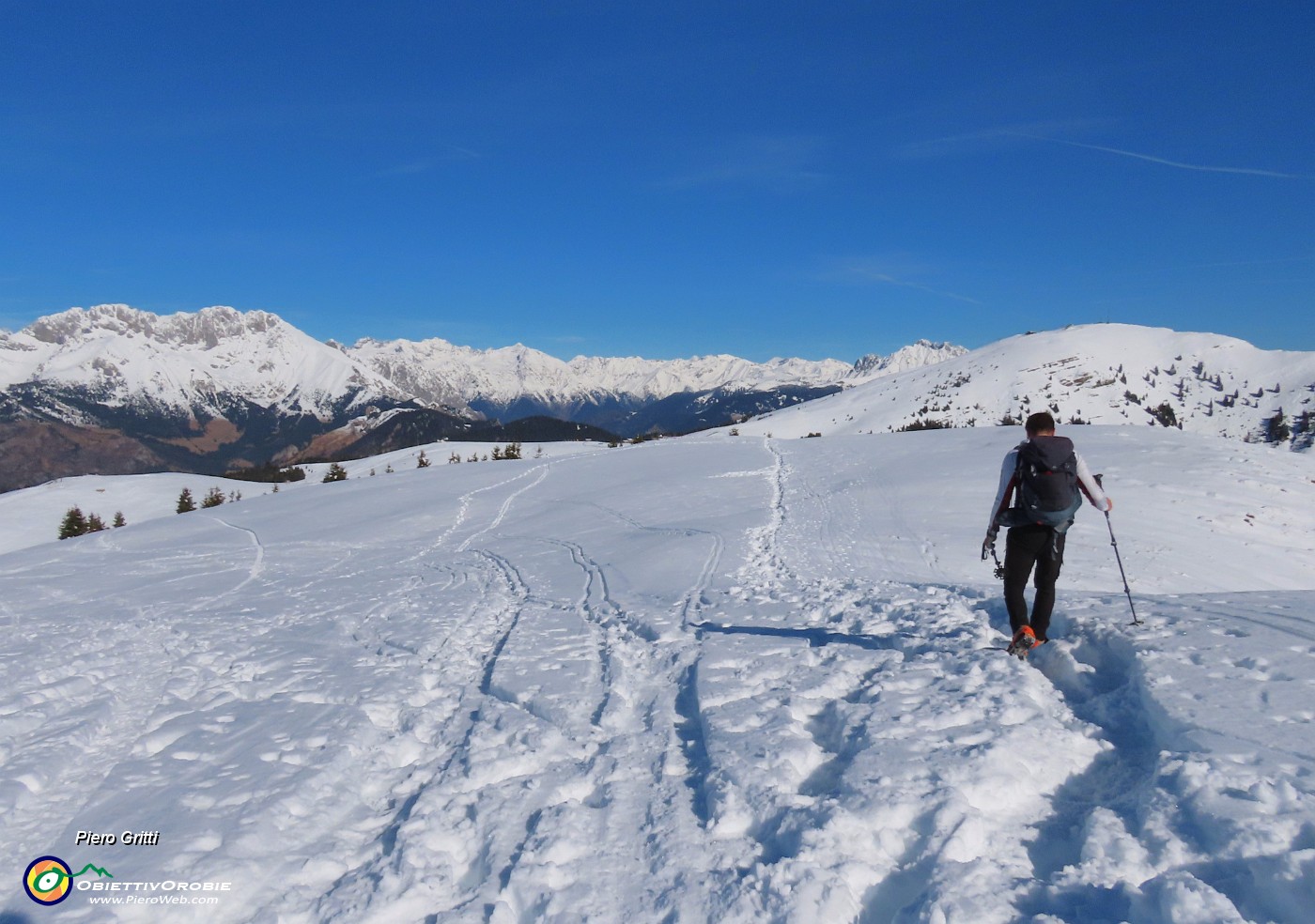 28 Scendiamo dal Monte Alto su traccia nella neve con tanti e profondi affondi .JPG